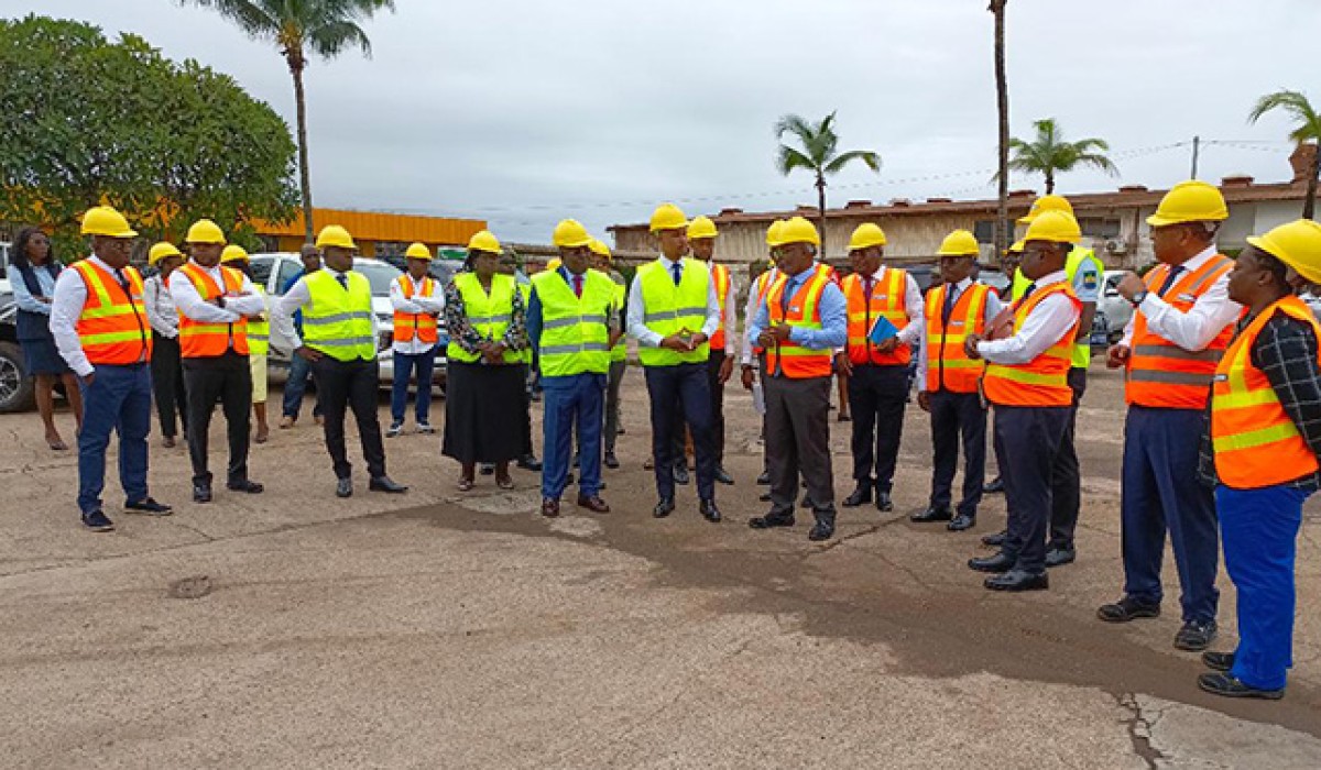 https://gabon-industrie.org/storage/port_gentil_le_ministre_de_lindustrie_a_pizolub_et_a_la_sogara_12XV2g8Pxd.jpeg